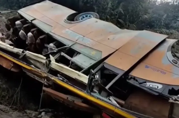 19 pessoas, inclusive crianças, morrem em queda de ônibus