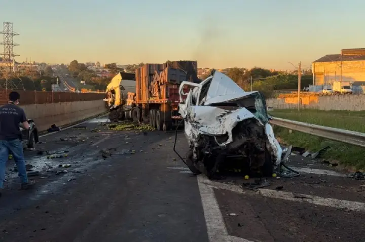7 horas após engavetamento com 10 veículos, rodovia segue fechada