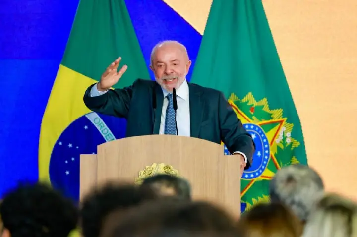 A 12 dias da eleição, Lula promete Pé-de-Meia para universitários
