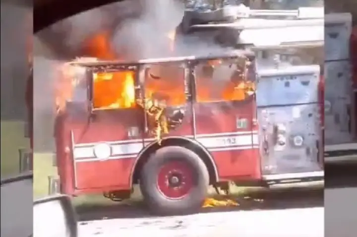 A caminho de Bauru, caminhão dos Bombeiros sofre pane e pega fogo