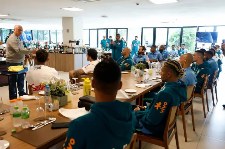 A convite de Ancelotti, Felipão ministra palestra para jogadores