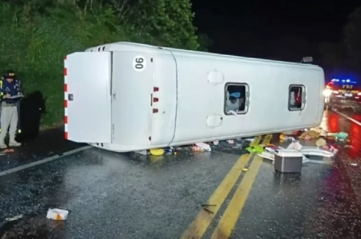 Acidente com ônibus mata um idoso e fere outras 21 vítimas