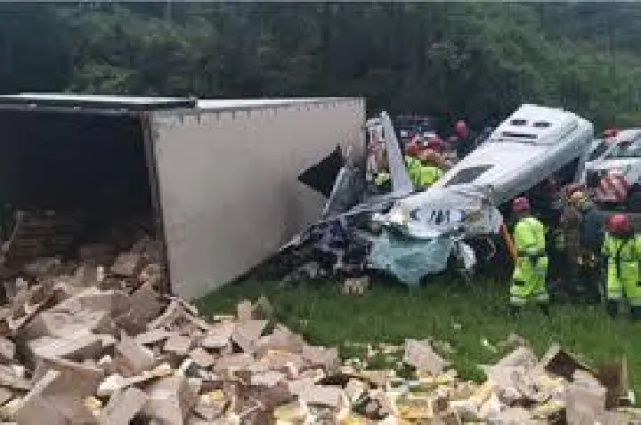 Acidente com van de fiéis mata 6 pessoas na BR-116