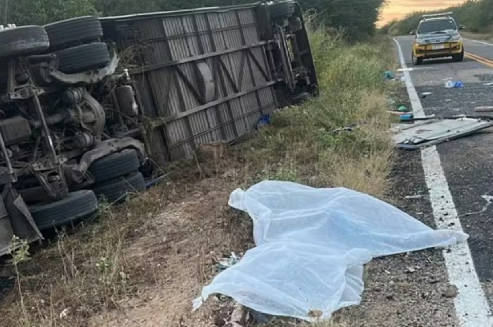 Acidente de ônibus com equipe de basquete deixa 7 mortos no Ceará