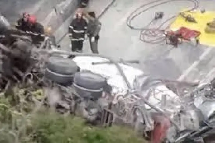 Acidente de trânsito com betoneira deixa dois mortos na Grande SP