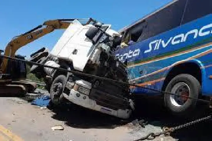 Acidente entre caminhão e ônibus deixa ao menos 11 mortos no RS