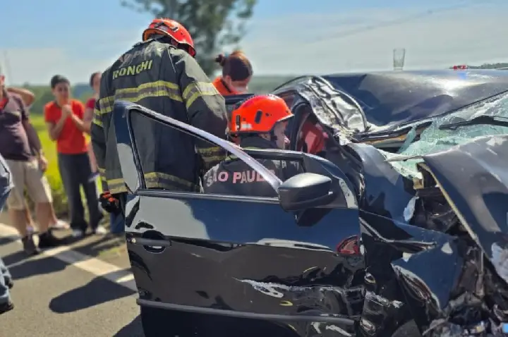 Acidente entre carro e caminhão mobiliza resgate em Bauru