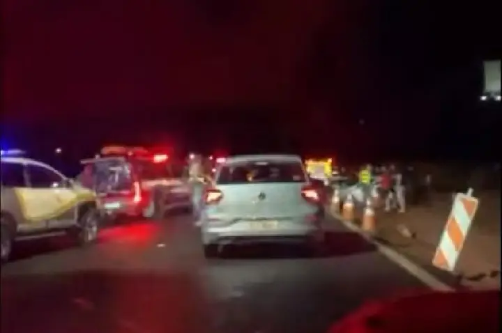 Acidente entre carros fere seis pessoas na Bauru-Agudos; VÍDEO