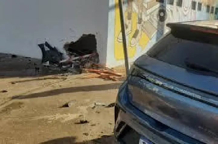 Acidente fere motoristas e destrói parede do Teatro Municipal