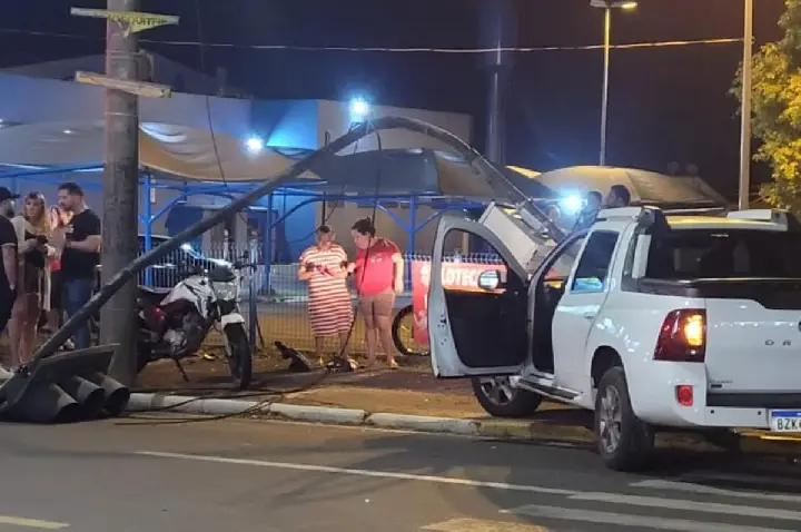 Acidente quebra semáforo e deixa motociclista com fratura exposta