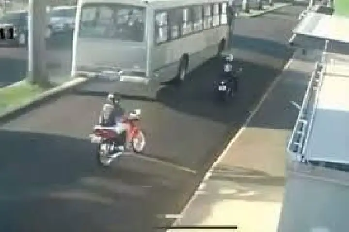 Adolescente de 16 anos morre após cair de moto e ser atropelado