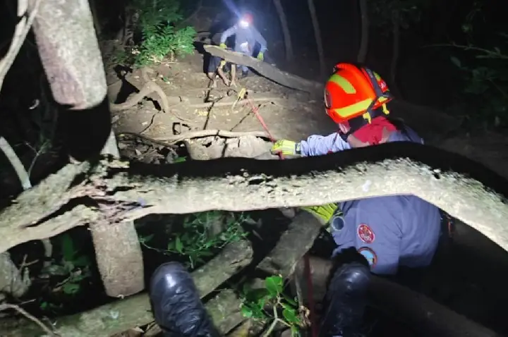Adolescente de 17 anos é resgatado em trilha de cachoeira