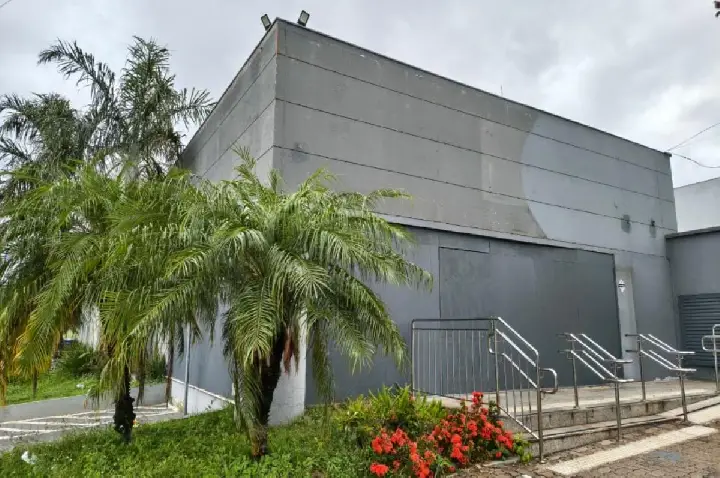 Agência do Itaú fecha e é invadida por ladrão em Bauru