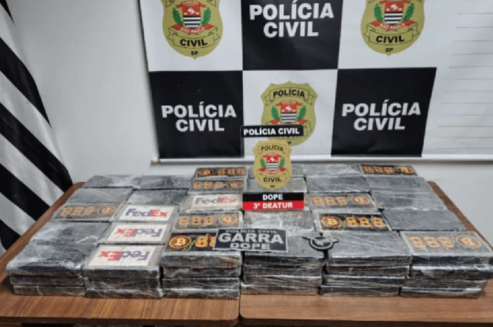 Ajudante de pintor dirigia carro de luxo com 118kg de cocaína