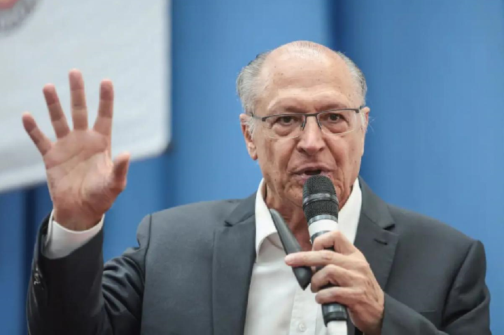 Alckmin diz que Milei faz intromissão grosseira no Brasil