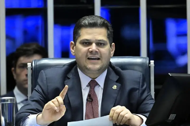 Alcolumbre anuncia sessões para votar fim da escala 6x1