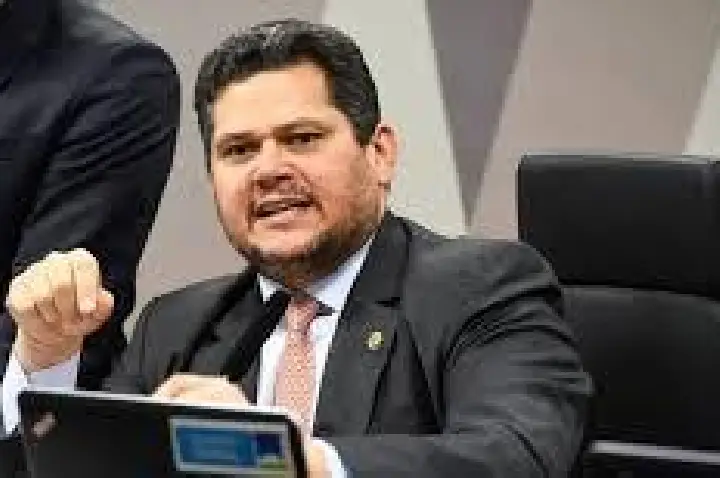 Alcolumbre confirma recesso em meio a pressão de bolsonaristas
