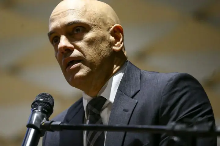 Alcolumbre mantém Alexandre de Moraes protegido no Senado