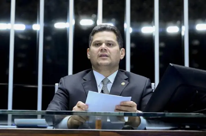 Alcolumbre promulga lei que beneficia condenados pelo 8/1