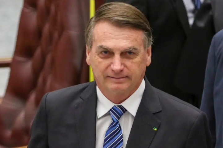 Alexandre de Moraes decide manter Bolsonaro em prisão domiciliar