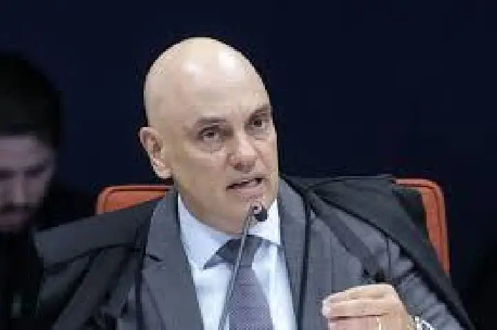 Alexandre de Moraes proíbe visita de presidente do PL a Bolsonaro
