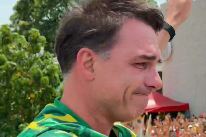 Aliados de Flávio Bolsonaro adiam mea-culpa