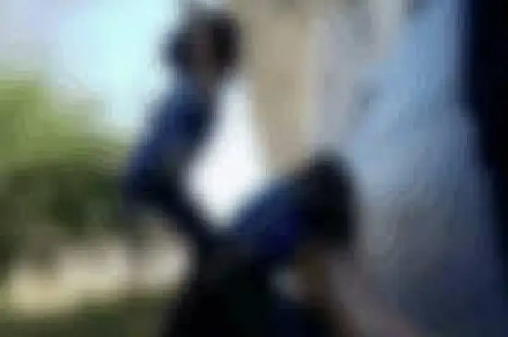 Aluna fica de joelhos e é agredida por colegas em escola; VÍDEO
