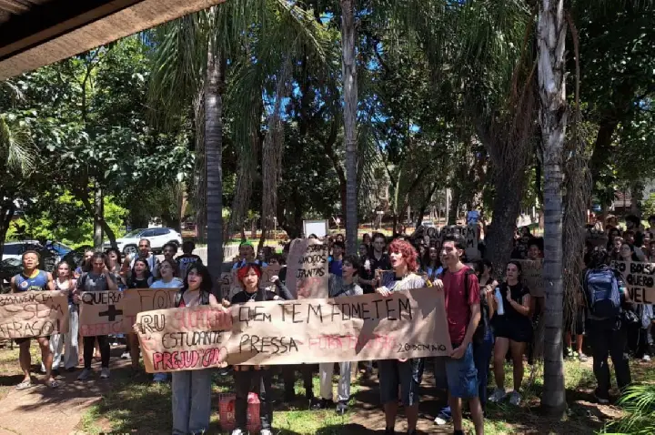Alunos protestam por refeições e auxílios na Unesp Bauru; VÍDEO