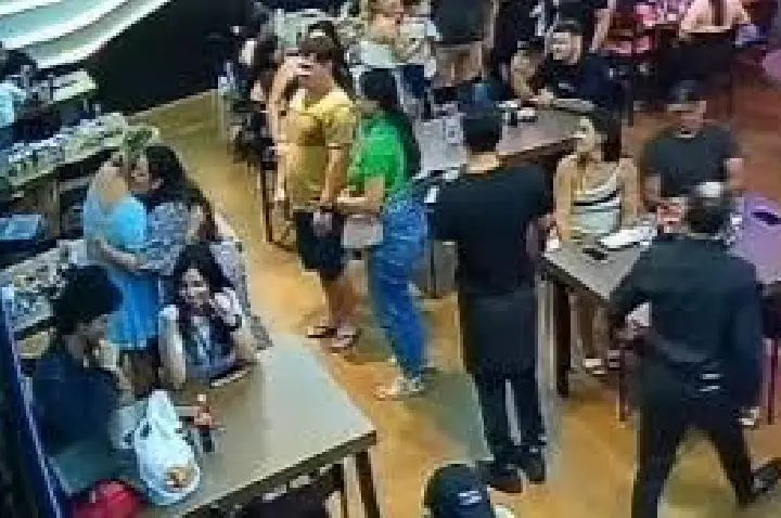 Aniversariante sozinha ganha parabéns de clientes e funcionários