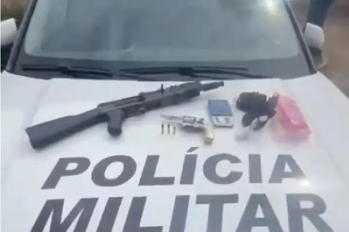 Após agredir a companheira, homem é preso com arma e drogas