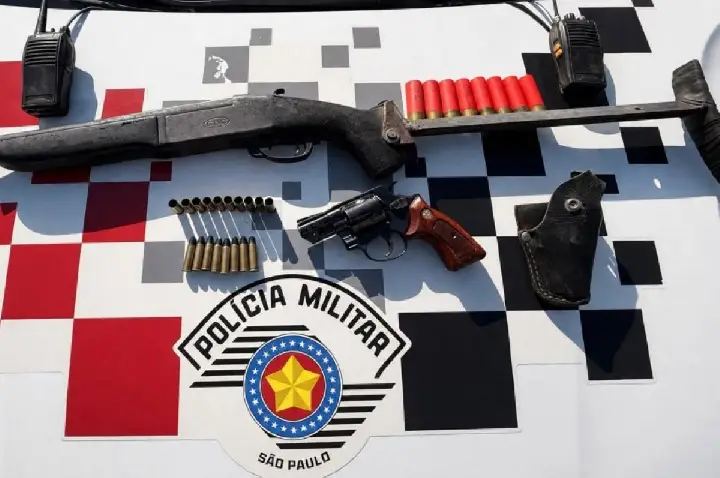 Após agredir a mulher, homem é flagrado com armas de fogo e preso