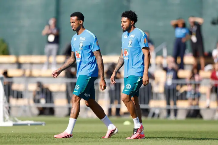 Após convocação surpresa e correria, Éderson treina com a seleção