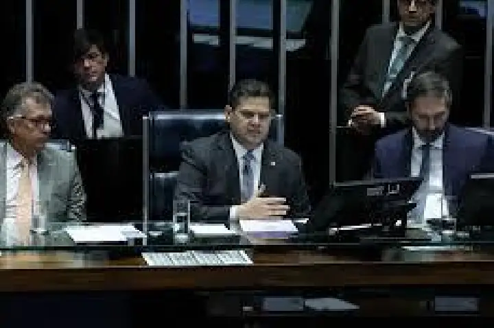 Após decisão de Mendes, Alcolumbre fala em votar Marco Temporal