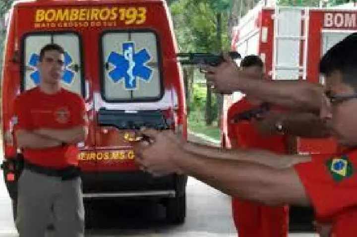 Aprovada suspensão de regra sobre armas para PMs e bombeiros