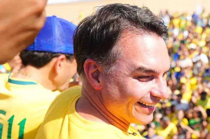 Assessora de Flávio negociou emendas com miliciano condenado