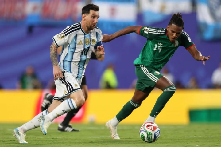 Astro da Argélia cobra expulsão de Messi e exige credibilidade