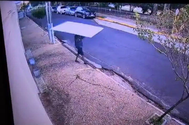 Até portão de prédio vira alvo de ladrões em Bauru; VÍDEO