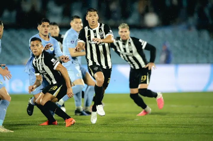 Atlético-MG leva sufoco, perde no Uruguai, mas vai à decisão