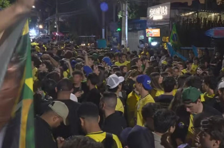 Ato de estudantes de direita em SP tem bebida no gargalo
