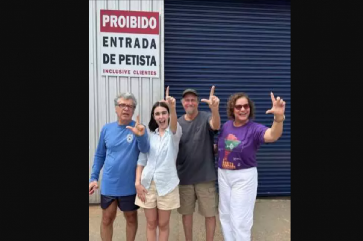 Ator da Globo 'faz o L' em loja com placa 'anti-petista'; VEJA