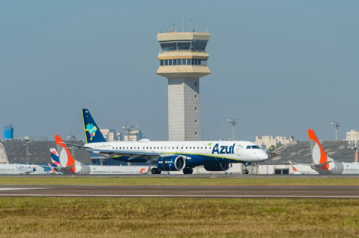 Avião da Azul declara 'emergência' e retorna a Congonhas