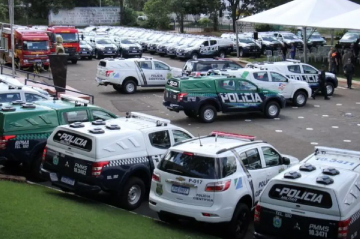Bandidos fazem PMs de reféns durante roubo de caminhão