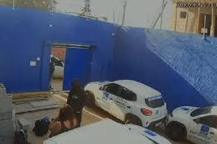 Bandidos invadem empresa de segurança e roubam 35 armas