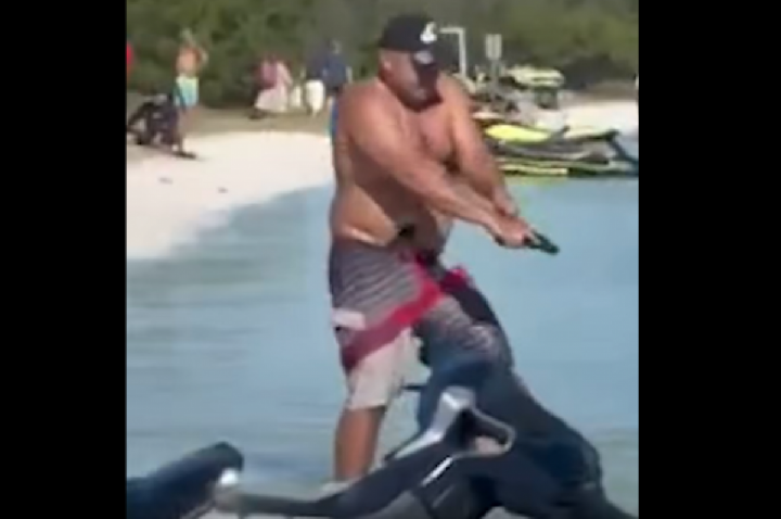 Banhista tenta atirar contra velejador, mas arma falha; VÍDEO