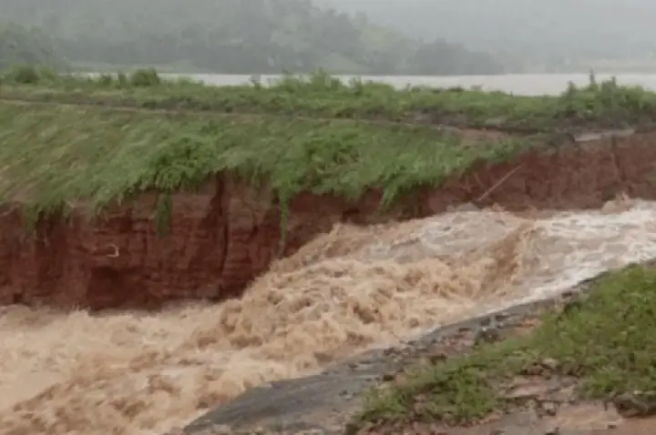 Barragem transborda e deixa famílias ilhadas