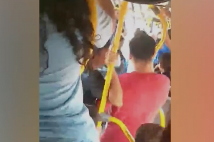 Bate-boca entre alunos dentro de ônibus vira pancadaria; VÍDEO