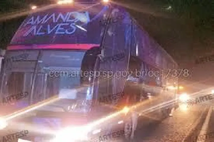 Batida de ônibus de sertaneja e outros 4 veículos faz 23 vítimas