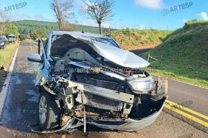 Batida entre carro e trator deixa homem ferido em Piratininga