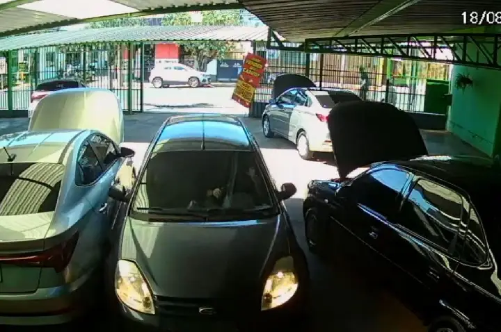 Bauru: carros batem e um é jogado em vaga de estacionamento;VÍDEO