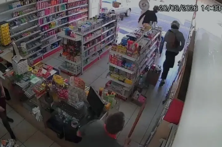 Bauru: com pedaço de pau, dono de comércio espanta ladrões; VÍDEO